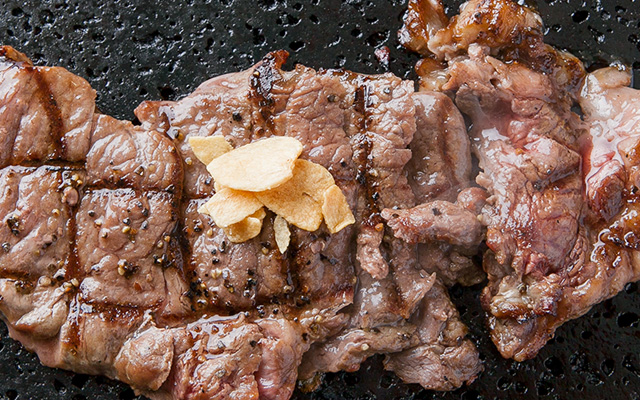 牛肉の旨味を溶岩石で閉じ込めた自慢のステーキ。